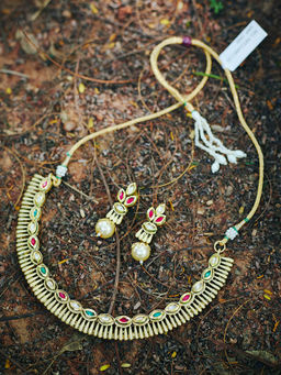 PANASH - Gold-Toned Red Kundan-Studded Jewellery Set