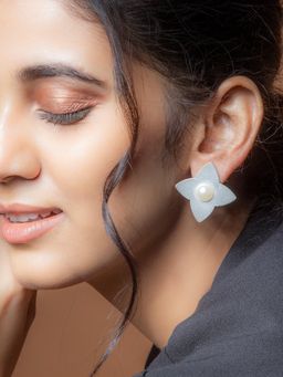 Suhani Pittie - Silver Four Petal Floral Stud Earrings With Pearls