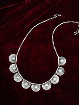 Neeta Boochra - White Pearls In This Necklace Is Handcrafted In Silver With Beads
