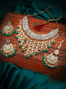 Sukkhi - Lavish Pearl Gold Plated Kundan Choker Necklace , Earring And Maangtikka (Set of 3)