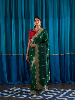 WeaverStory - Handwoven Green Scalloped Border Saree With Maroon Blouse With Unstitched Blouse