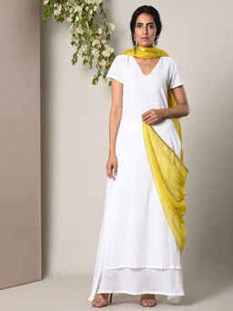 trueBrowns - White Dabka Kurta And Green Chiffon Dupatta Set