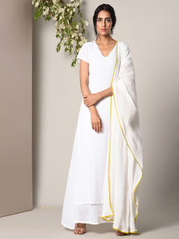 trueBrowns - White Dabka Kurta And Crinkle Green Lace Dupatta Set