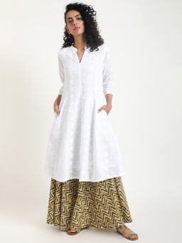 trueBrowns - White Chikankari Starflower Kurta