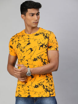 Urbano Fashion - Men Mustard and Black Printed Half Sleeve Slim Fit Cotton T-Shirt