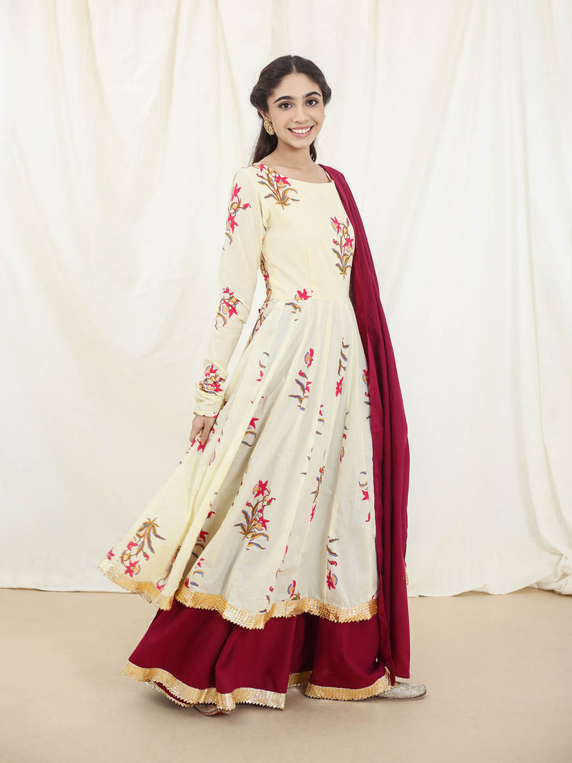 Ambraee Off White Printed Gota Love 