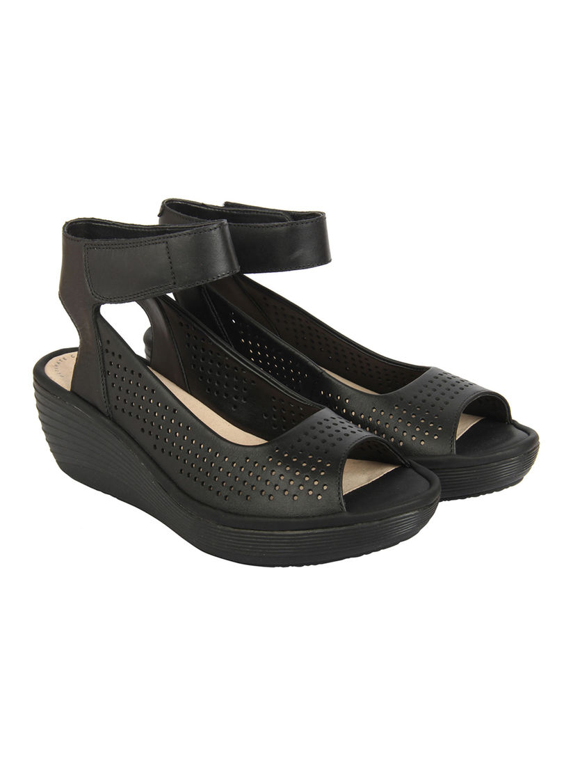 clarks sandals black