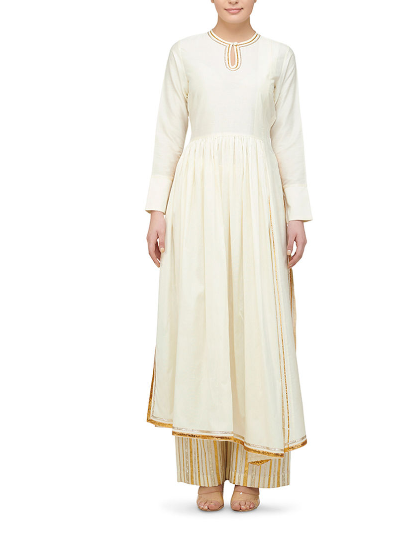 Gulabo By Abu Sandeep Kurtis Kurtas And Tunics Buy Gulabo By Abu Sandeep Off White Asymmetrical Go Dart Kurta Online Nykaa Fashion Shoojit sircar's gulabo sitabo, starring amitabh bachchan and ayushmann khurrana, leaves you with a smile and an ache. gulabo by abu sandeep off white asymmetrical go dart kurta