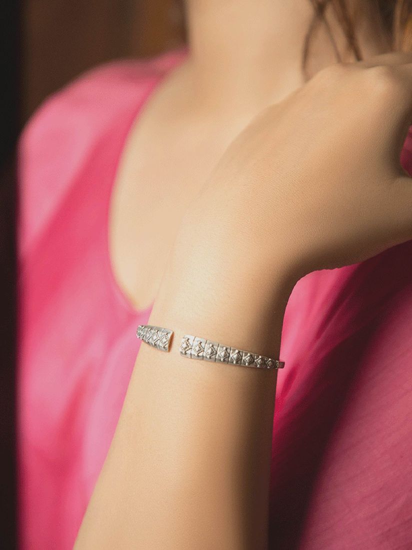 Shaya By Caratlane Bangle Bracelets And Cuffs Buy Shaya By Caratlane Silver Antique Dadis Club Lunch Bracelet Online Nykaa Fashion Great savings & free delivery / collection on many items. shaya by caratlane silver antique dadis club lunch bracelet