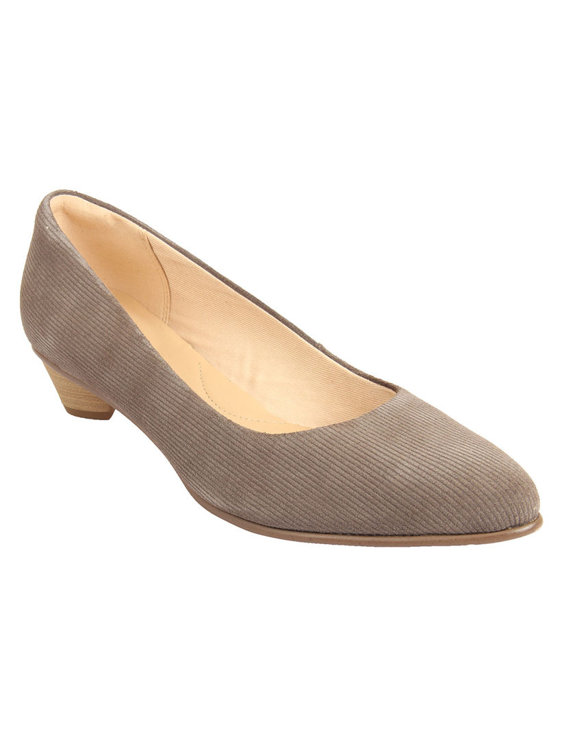 clarks heels brown