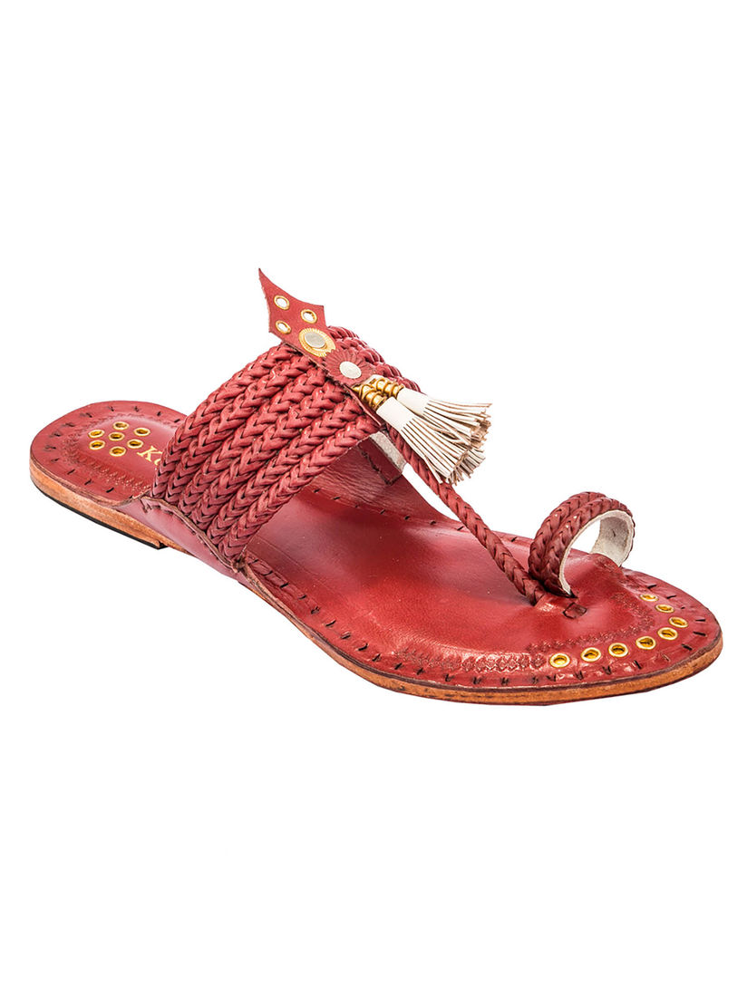 Korakari Kolhapuris Buy Korakari Six Braided Pom Pom Brown Vintage Design Pure Leather Kolhapuri Chappal Online Nykaa Fashion We love our kolhapuri chappals, but we love them more when they come with pom poms, tassels, dabu patterns or tjori's selection of embellished kolhapuri chappals will perk up any ethnic look. nykaa fashion