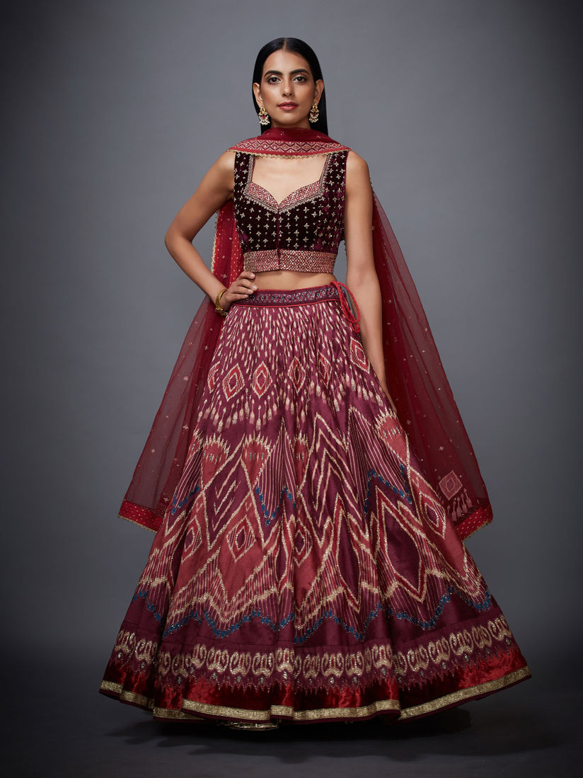 Sleeveless Blouse On Lehenga Image Of Blouse And Pocket Bridal lehenga blouse designs can be very stark sometimes, but the embroidery on this one is quite subtle, and love how the border stands out below. sleeveless blouse on lehenga image of