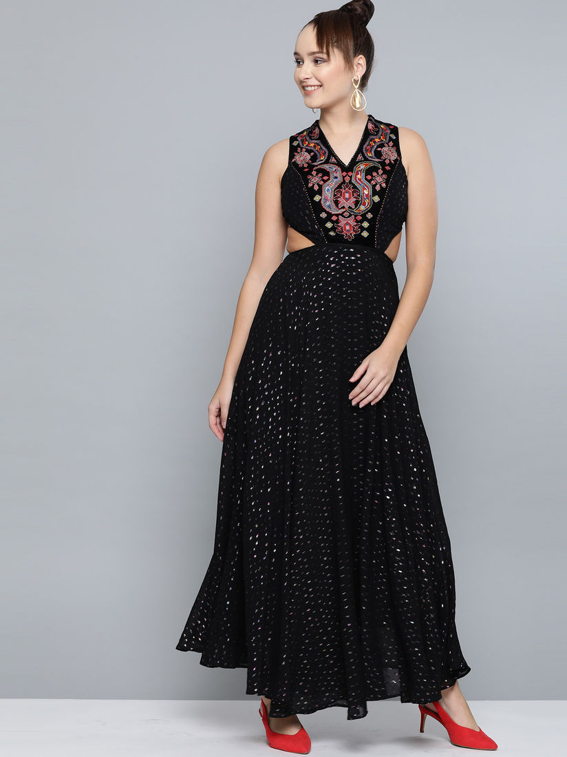 Label Ritu Kumar Dresses Buy Label Ritu Kumar Black V Neck Sleeveless Long Dress Online Nykaa Fashion Ritu kumar started dressing up india's miss universe contestants and bollywood and international celebrities were spotted wearing her clothes.