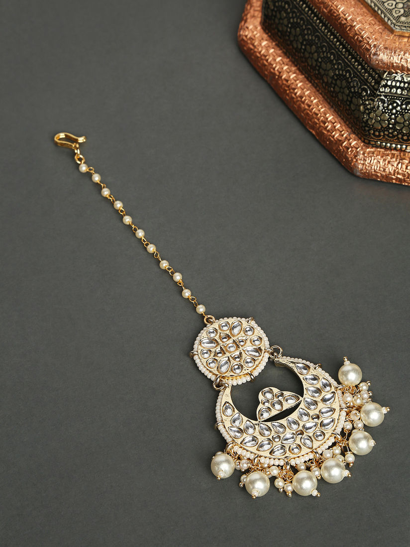 Likha By Nykaa Fashion Maang Tikkas Buy Likha By Nykaa Fashion Gold And Elegant Kundan Maang Tikka Online Nykaa Fashion A maang tikka is a traditional piece of head jewellery that is worn by south asian women on their it is considered mandatory for a bride to wear a maang tikka on their wedding day to concentrate on. likha by nykaa fashion gold and elegant kundan maang tikka
