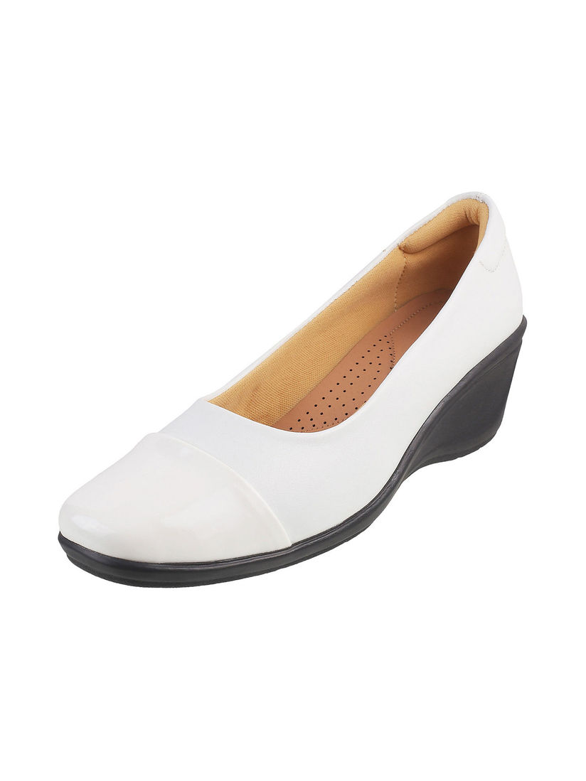 plain white pumps