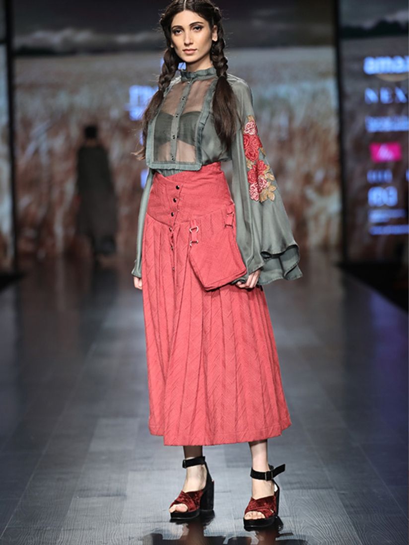 Pinnacle By Shruti Sancheti Tops Buy Pinnacle By Shruti Sancheti Mossgreen Top Online Nykaa Fashion Multicolor printed work through out border and stripes around it. nykaa fashion