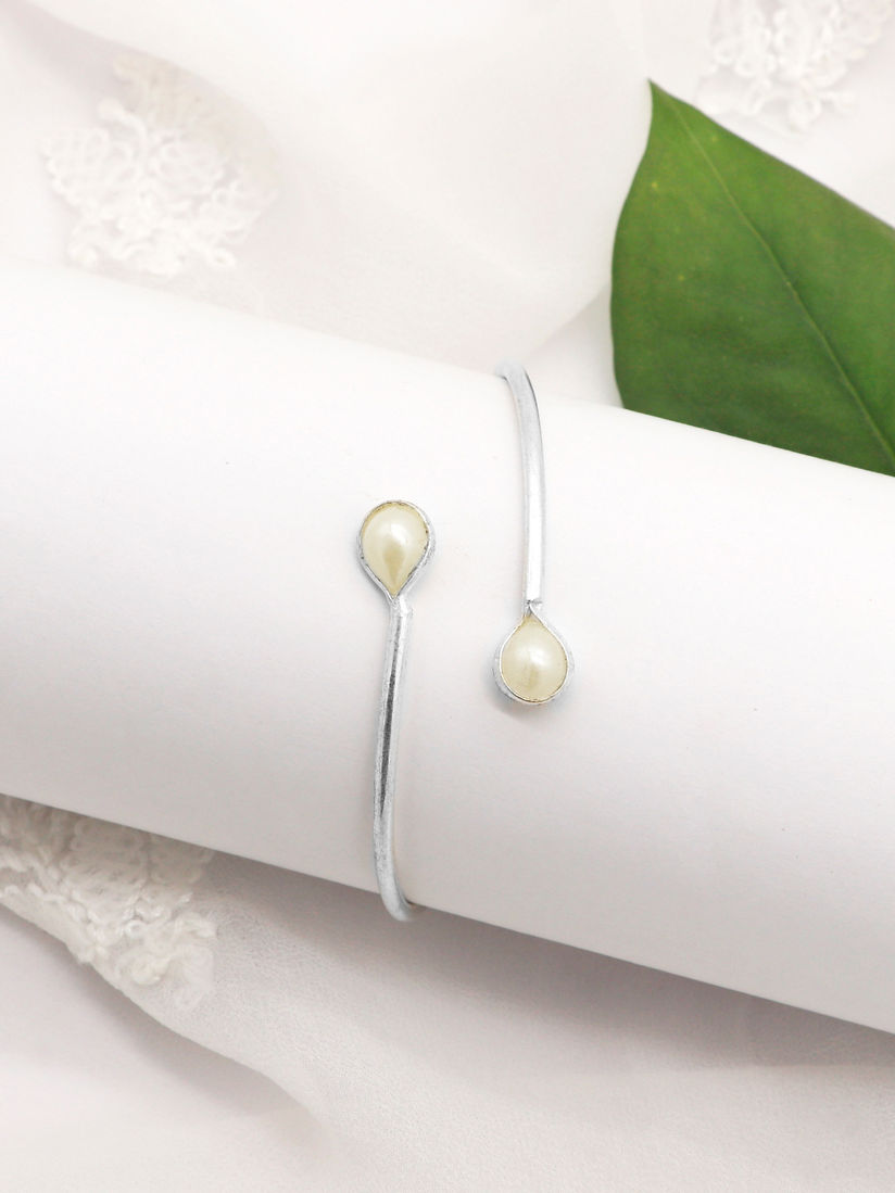 Teejh By Joker And Witch Bangle Bracelets And Cuffs Buy Teejh By Joker And Witch White Elakshi Silver Oxidized Bracelet Online Nykaa Fashion Find all instagram photos and other media types of elakshi gupta in dr_elakshi instagram account. teejh by joker and witch white elakshi silver oxidized bracelet