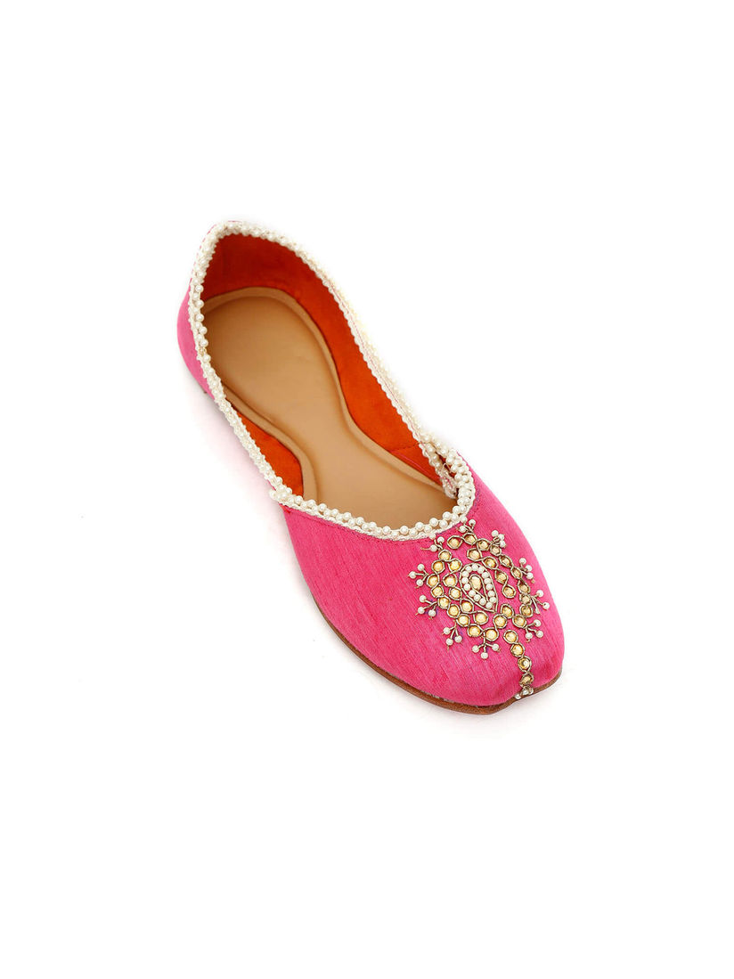 Tjori Juttis Buy Tjori Falak Pink Raw Silk Zardozi Juttis Online Nykaa Fashion Nem lehet elegszer elmondani, barmekkora koezhely is, de a pink arnyalatoknak is fontos kiegeszito szine a feher, teljesen mas hatast erhetuenk el a ket szin. nykaa fashion